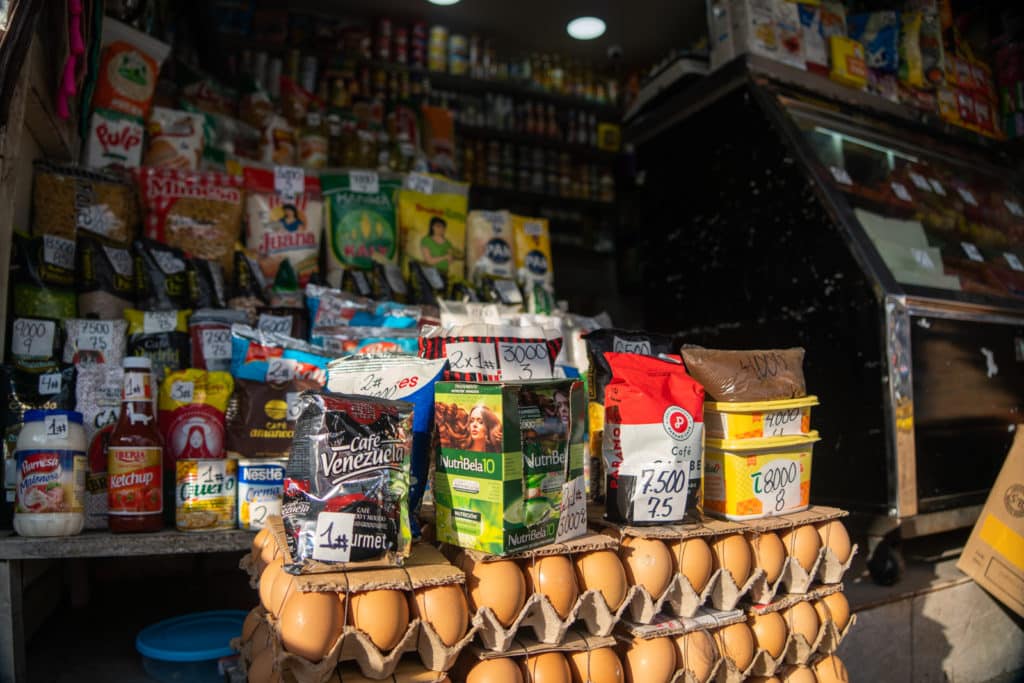 Combos de comida comerciantes clientes Caracas Comercios precios huevos proteina víveres El Diario by José Daniel Ramos. Actividad económica del sector público