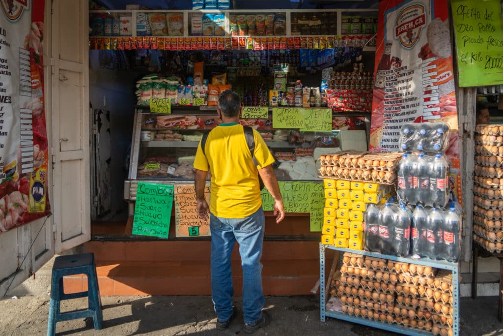 Combos de comida comerciantes clientes Caracas Comercios precios huevos proteina víveres El Diario by José Daniel Ramos