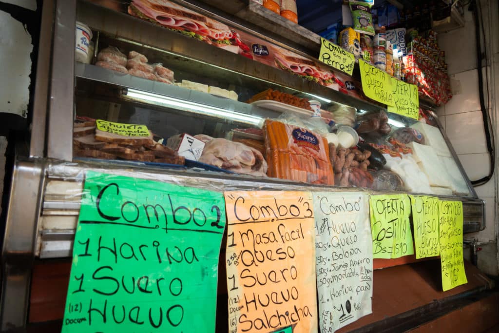 Combos de comida comerciantes clientes Caracas Comercios precios huevos proteina víveres El Diario by José Daniel Ramos. Bono.