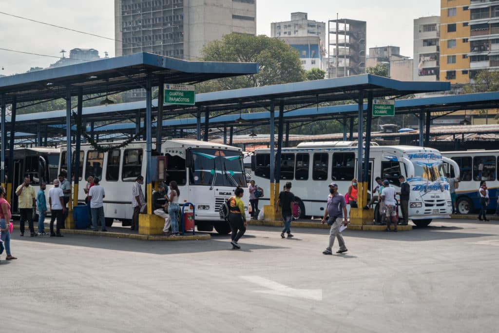 Terminales terrestres públicos y privados usuarios Carnaval autobuses bus encava pago viajeros terminal La Bandera maletas El Diario by José Daniel Ramos