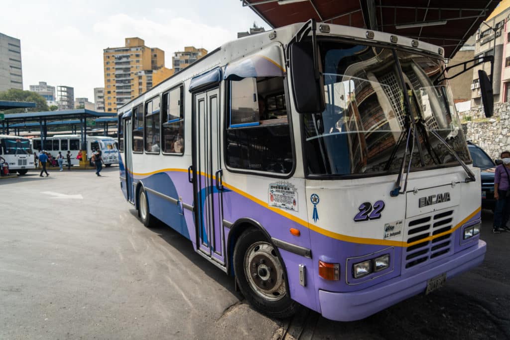 Terminales terrestres públicos y privados usuarios Carnaval autobuses bus encava pago viajeros terminal La Bandera maletas El Diario by José Daniel Ramos