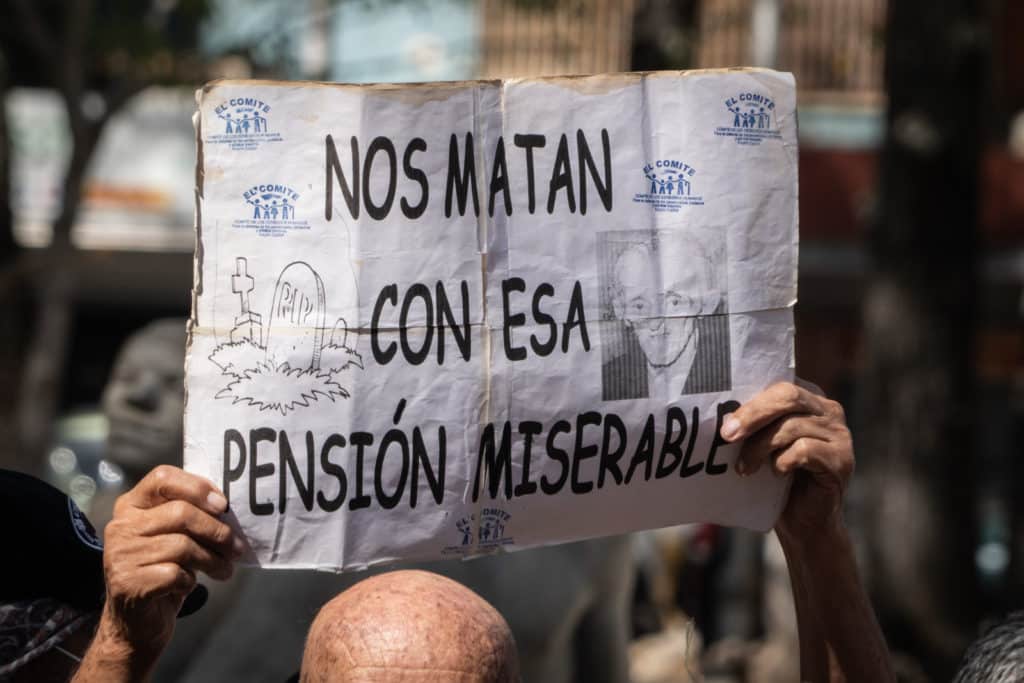 Protesta de trabajadores, jubilados y pensionados del sector educación profesores maestros salario digno El Diario by José Daniel Ramos