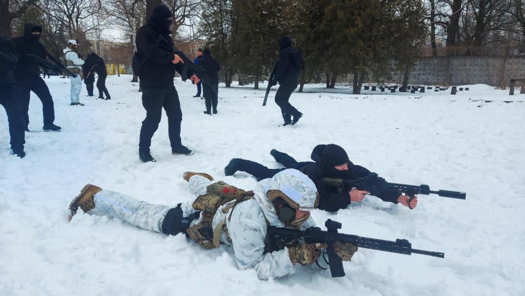 Conflicto entre Rusia y Ucrania: soldados ucranianos se preparan en Chernóbil y Moscú acelera el movimiento militar