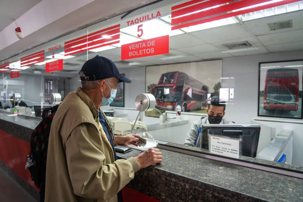 Terminales terrestres públicos y privados usuarios Carnaval autobuses bus encava pago viajeros terminal La Bandera maletas El Diario by José Daniel Ramos