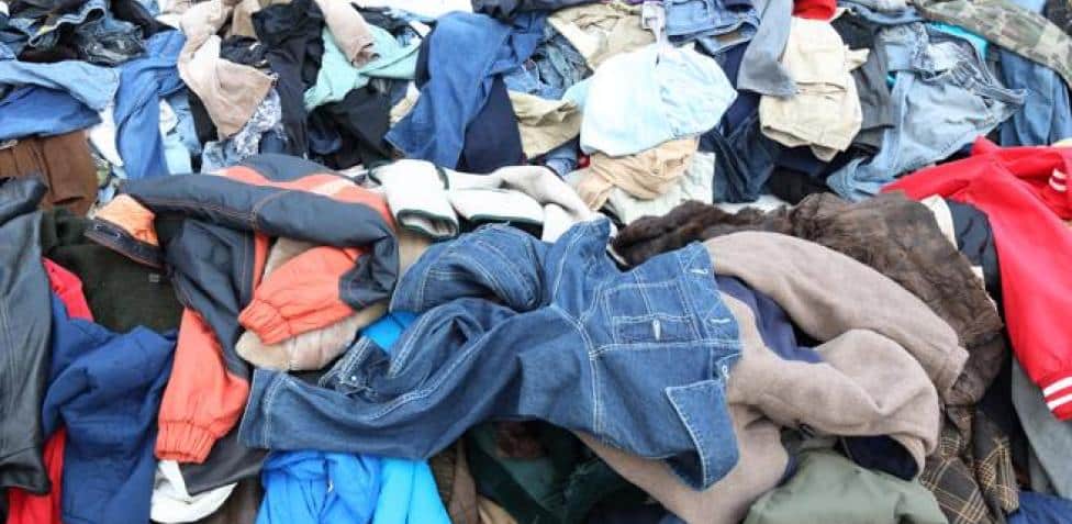 El inmenso basurero de ropa en Chile al que llegan migrantes venezolanos