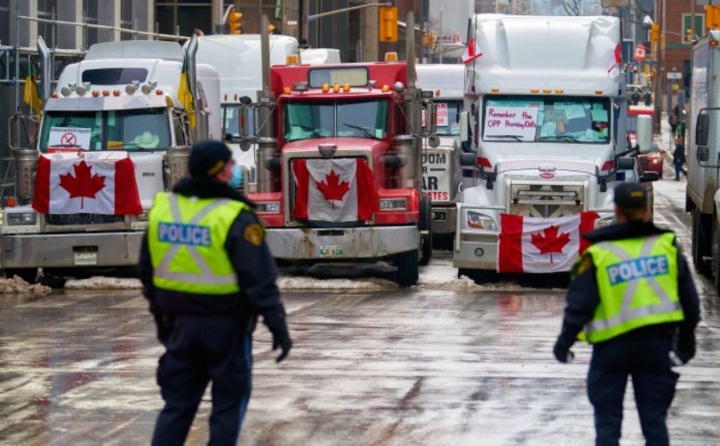 Ola de protestas antivacunas mantiene en alerta al gobierno de Canadá
