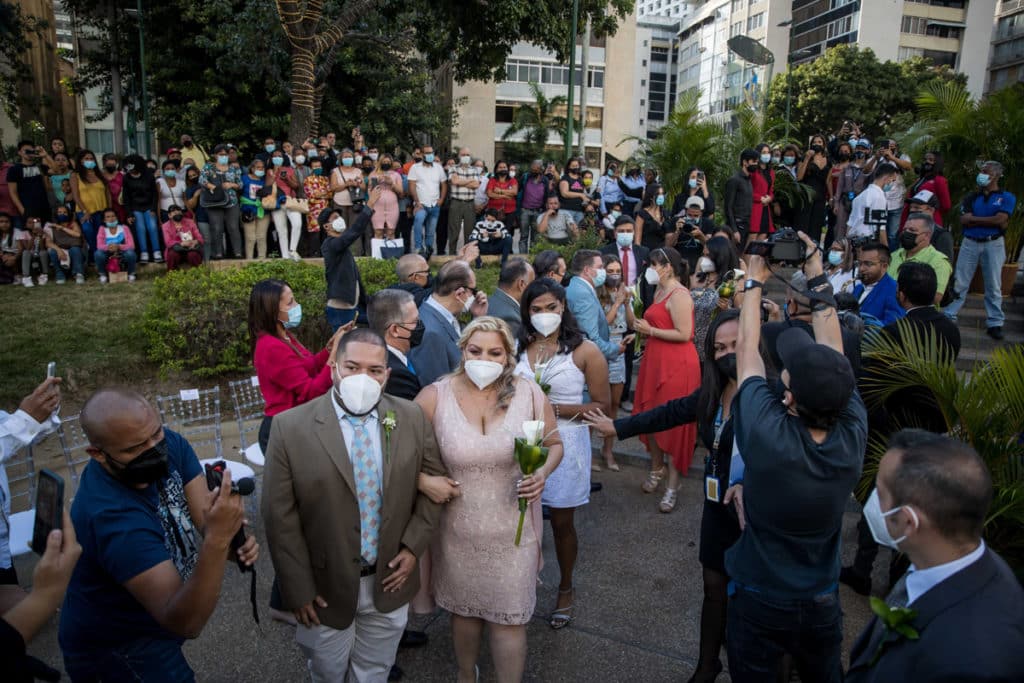 Boda múltiple: 10 parejas se casaron en una plaza de Caracas