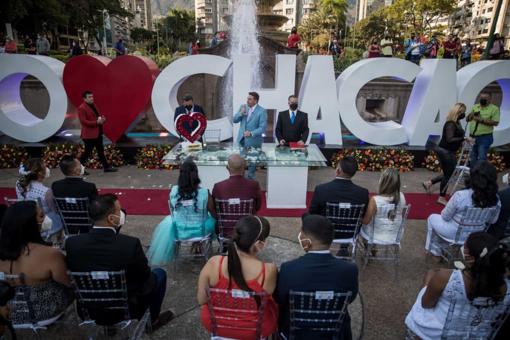 Boda múltiple: 10 parejas se casaron en una plaza de Caracas