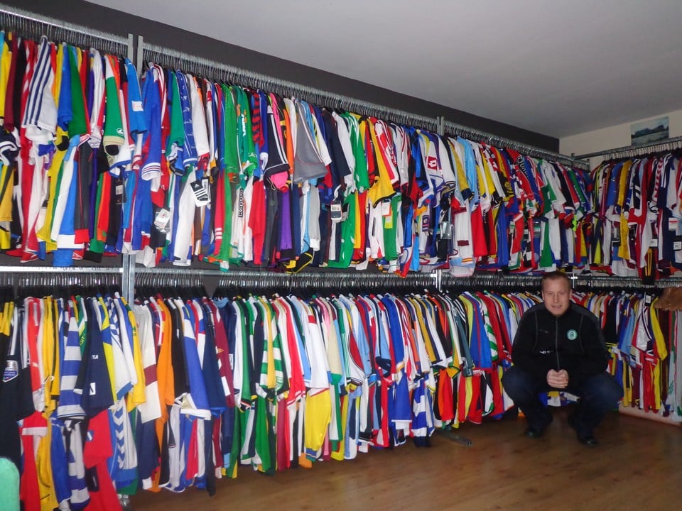 El neerlandés que tiene casi 3.000 camisetas de fútbol como colección