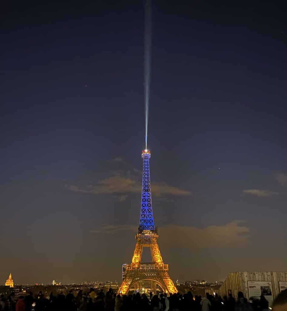 La Torre Eiffel y otros monumentos se han iluminado con los colores de la bandera de Ucrania