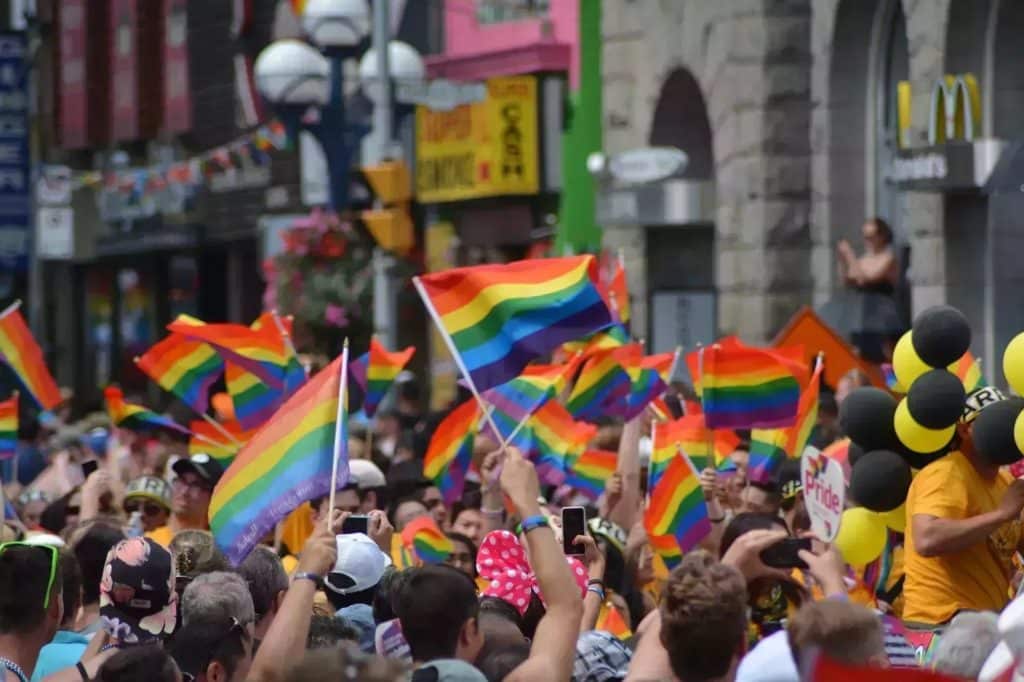 Nueva Zelanda aprobó ley que prohíbe las terapias de conversión para la comunidad LGBT: los detalles de la decisión
