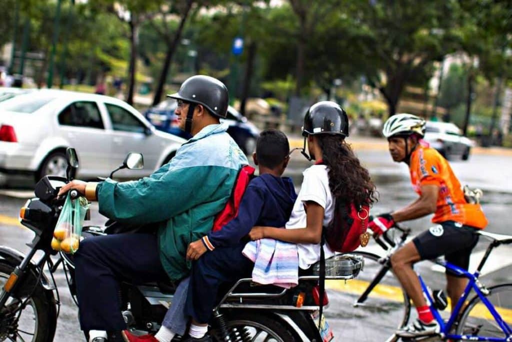 Alcaldía de Chacao retendrá y multará a motorizados que circulen sin casco