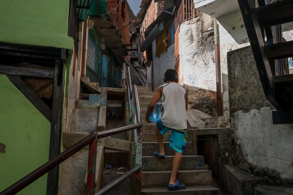 ¿Cuáles son los estados con menor acceso al agua por tuberías en Venezuela?