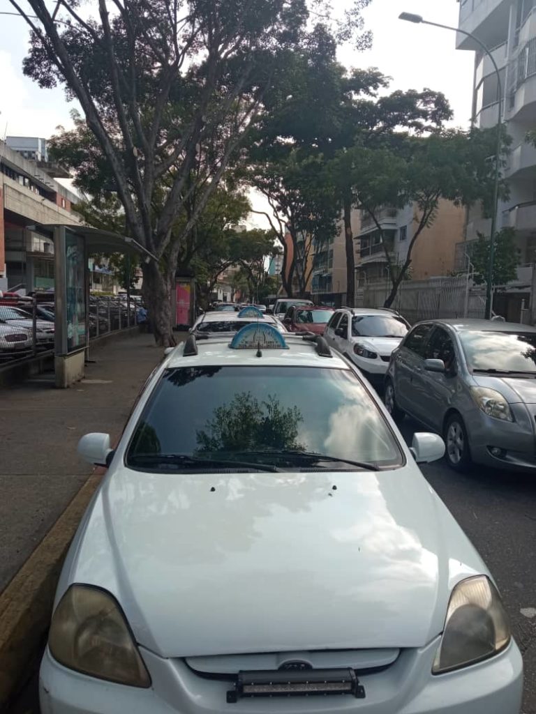 Taxistas convencionales pierden clientes por el auge de las aplicaciones de traslados en Caracas