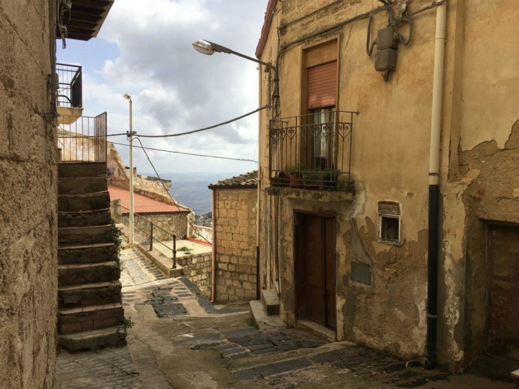 Italia: una villa siciliana abandonada vende casas a un euro