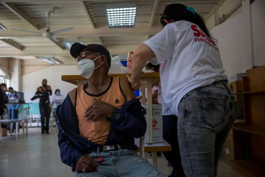 Solo el 16 % de la población venezolana ha recibido las tres dosis de la vacuna contra el covid-19