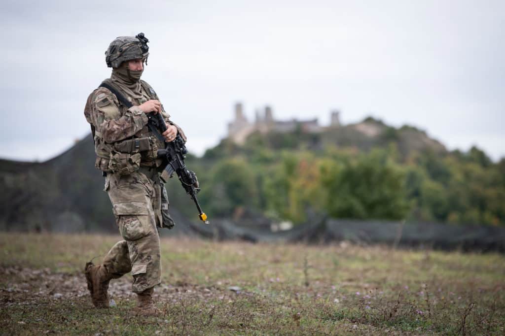 Conflicto entre Rusia y Ucrania: soldados ucranianos se preparan en Chernóbil y Moscú acelera el movimiento militar