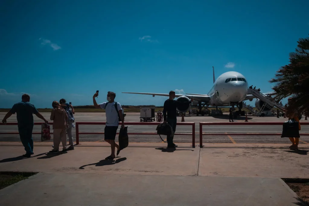 Turistas recién bajados de un avión procedente de Rusia, en el aeropuerto de Margarita. 