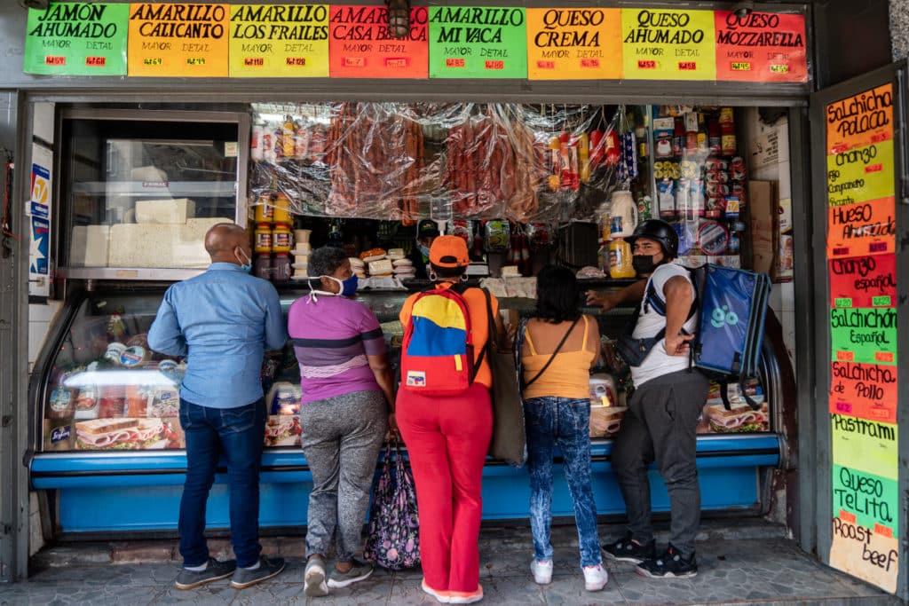 Precios costos aumento salarial canasta basica alimentaria viveres frutas carnes charcutería combos salario minimo mercado municipal - Desnutrición en Venezuela