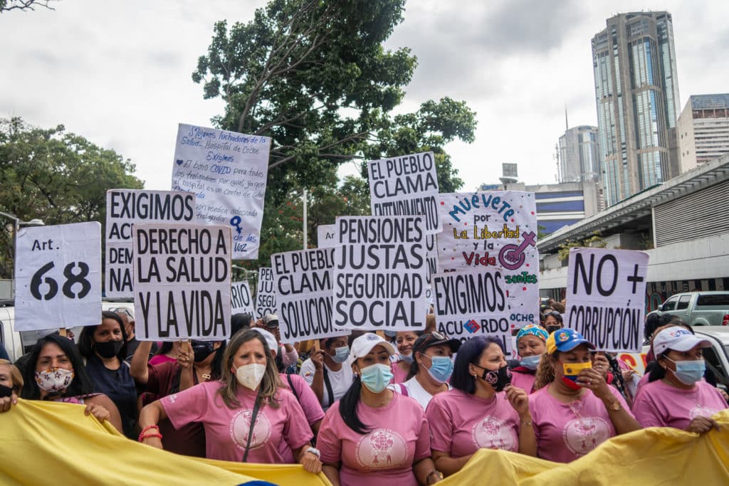 Parque Carabobo manifestación Caracas luchadoras trabajadoras jubiladas y pensionadas del sector educación salud profesoras maestras salario digno