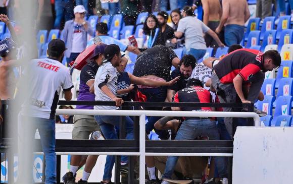 Sin muertos, decenas de heridos e investigaciones: qué ha pasado luego de los enfrentamientos en un estadio de México