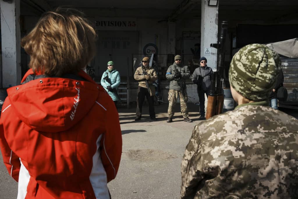 Las mujeres que decidieron tomar las armas para defender Ucrania