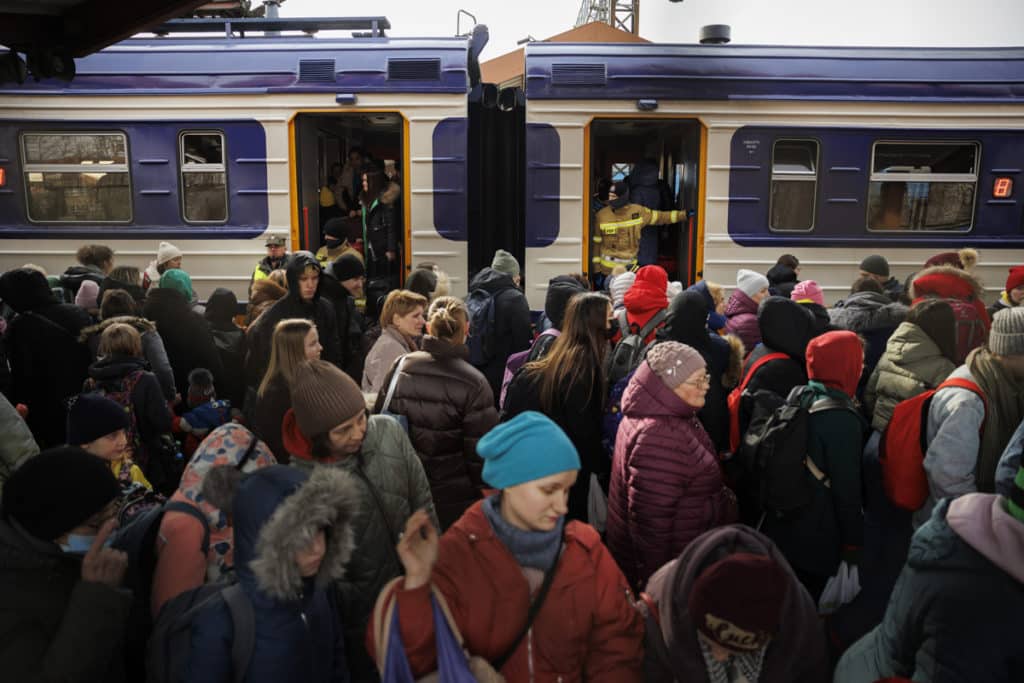 Ucranianos buscan refugio: más de 150.000 huyeron del país en menos de 24 horas