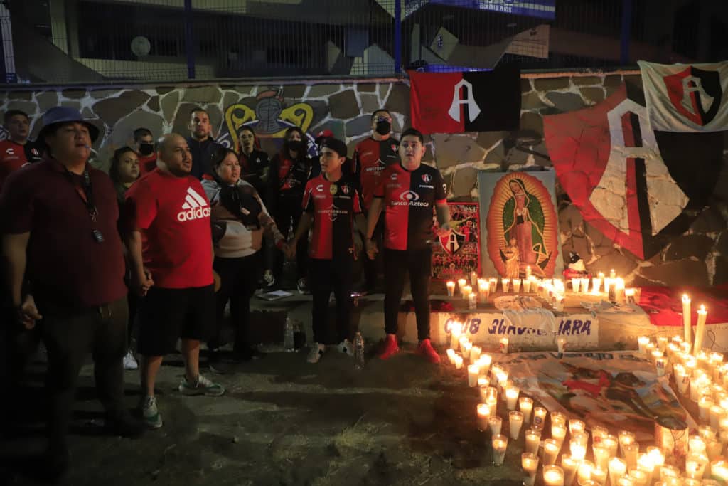 Violencia en el fútbol mexicano: el partido Querétaro vs Atlas se suspende por una trifulca entre aficionados y varios heridos