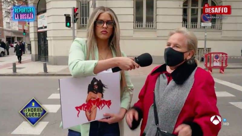 Rosalía se disfrazó de reportera para preguntarle a los españoles qué opinan sobre su música