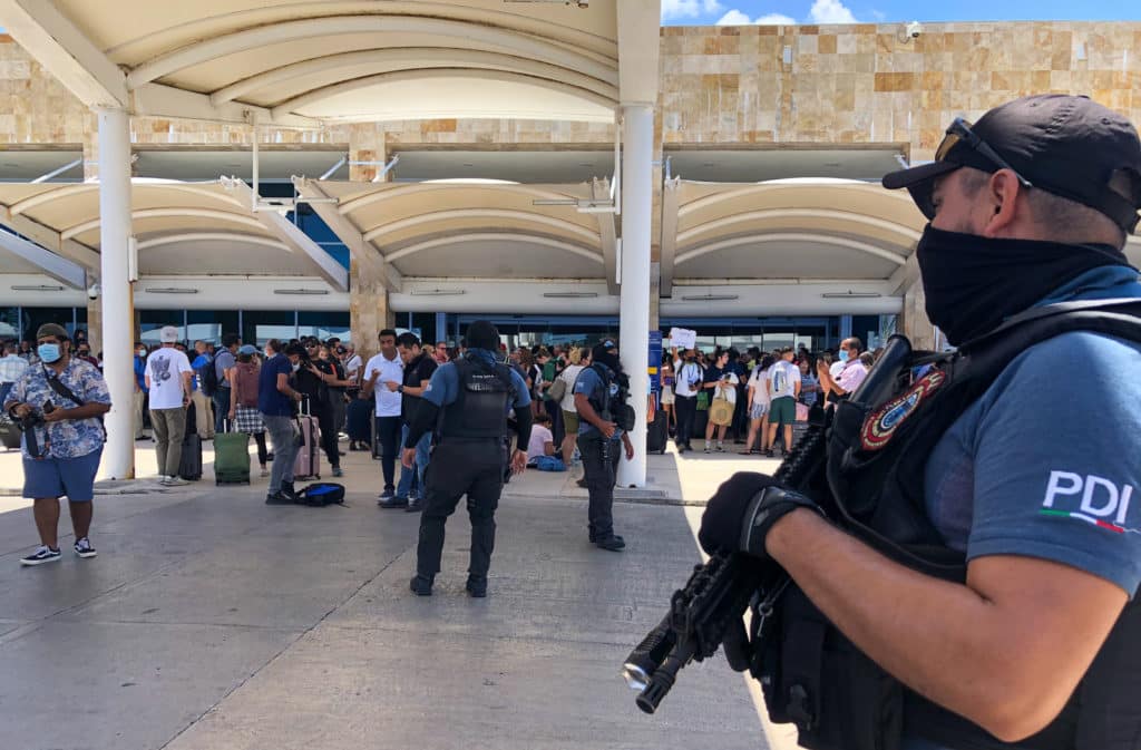 Supuestas detonaciones en el Aeropuerto Internacional de Cancún generaron caos y confusión