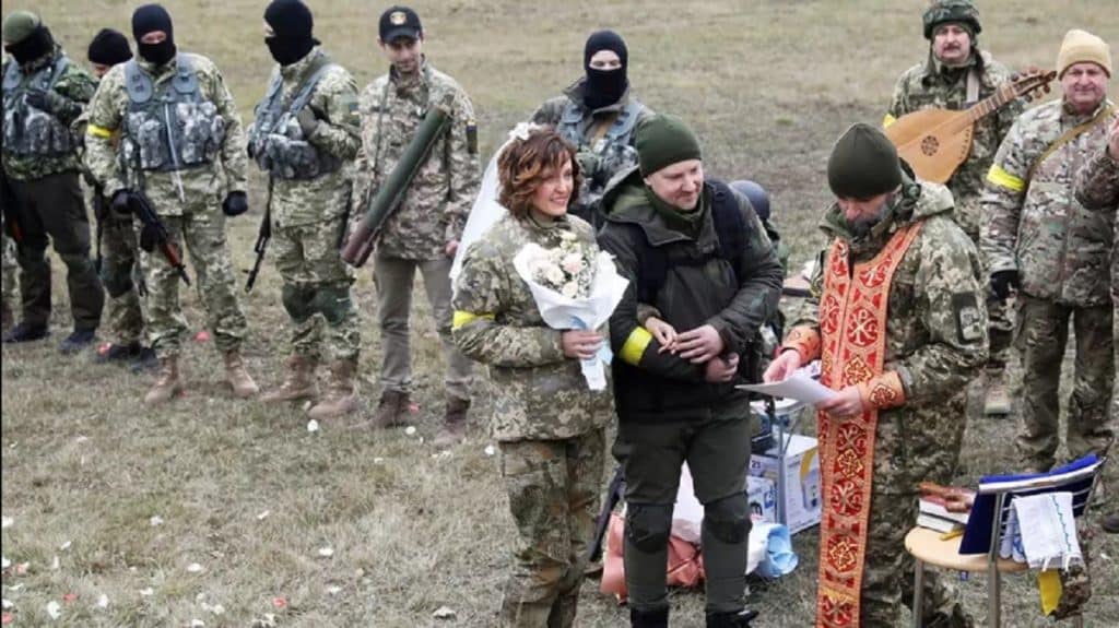 Una pareja se casa tras enlistarse en las Fuerzas de Defensa de Ucrania