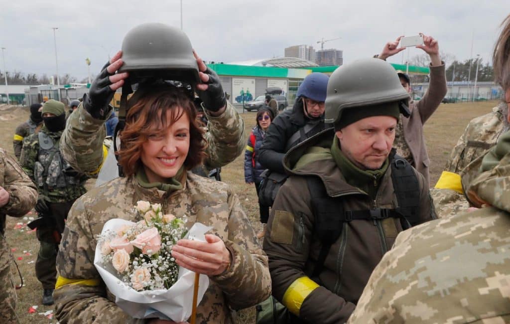 Una pareja se casa tras enlistarse en las Fuerzas de Defensa de Ucrania