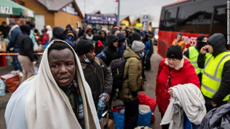 Racismo y discriminación: lo que enfrentan los afrodescendientes y asiáticos durante la evacuación de civiles en Ucrania