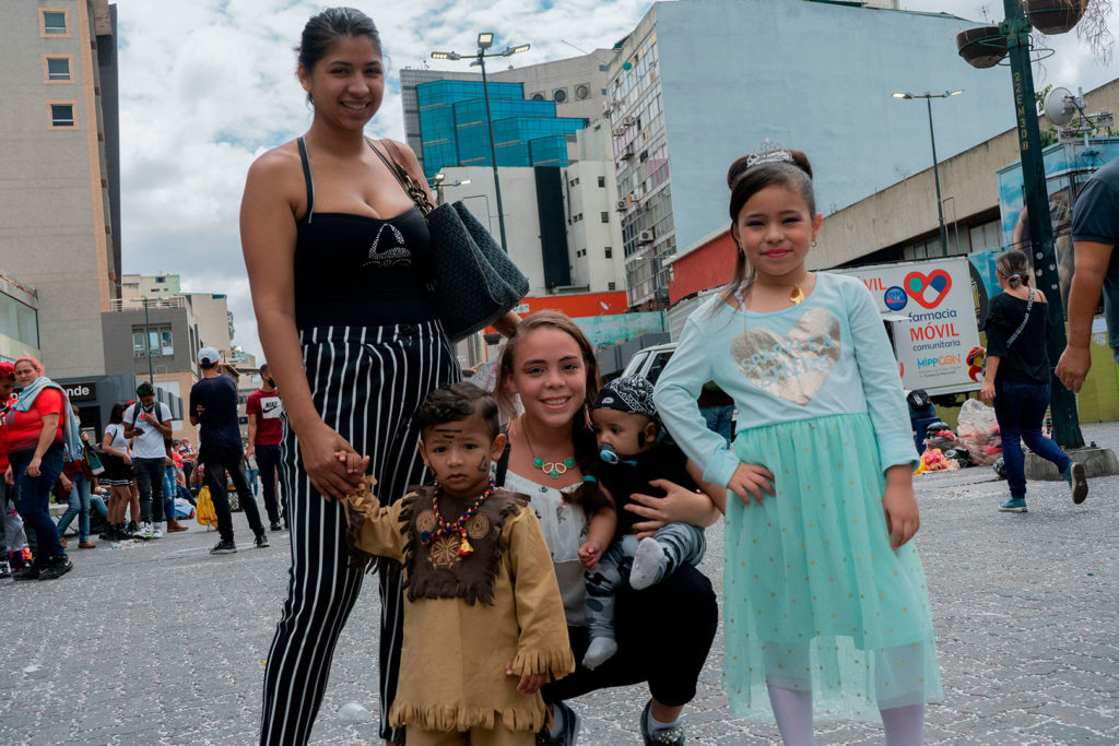 Caracas se llenó de disfraces creativos en un Carnaval opacado por la lluvia