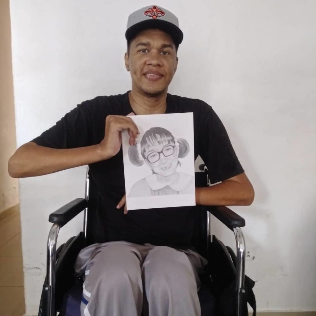 La historia de Luis, un joven tetrapléjico que le sonríe a la vida a través de sus dibujos