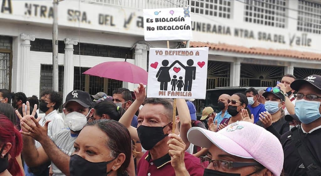 Tres parejas LGBTIQ+ celebraron el primer matrimonio simbólico en El Tigre 