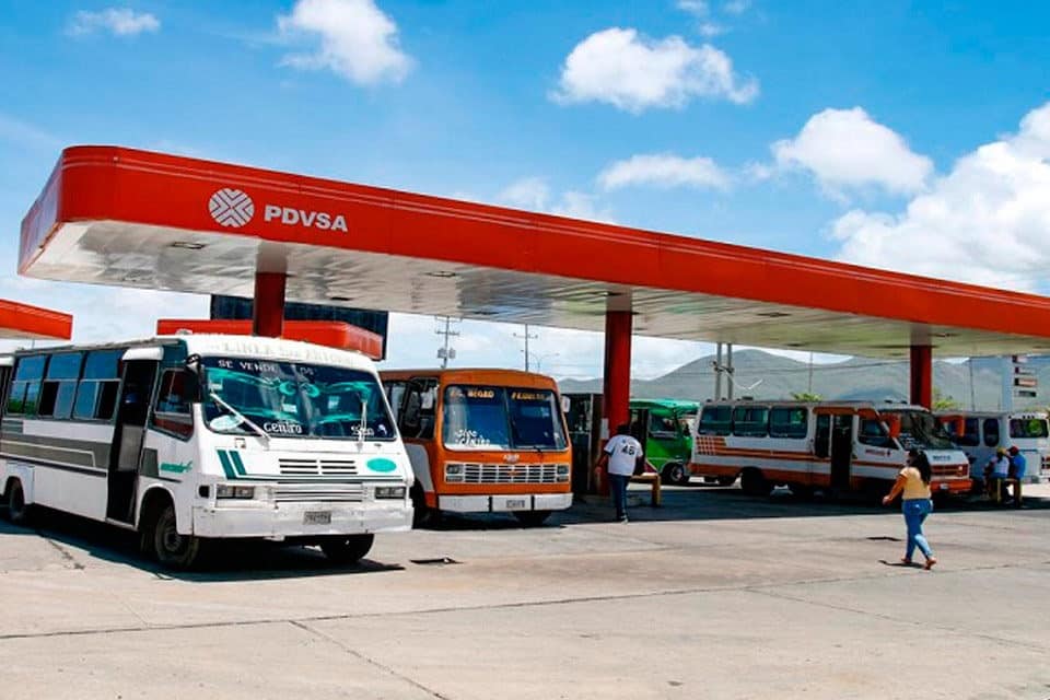 Establecerán estaciones de servicio para atender a transportistas en Venezuela