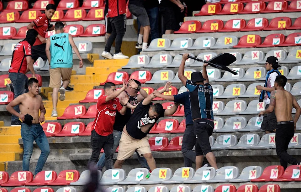 Los fanáticos iniciaron una riña en un estadio de México