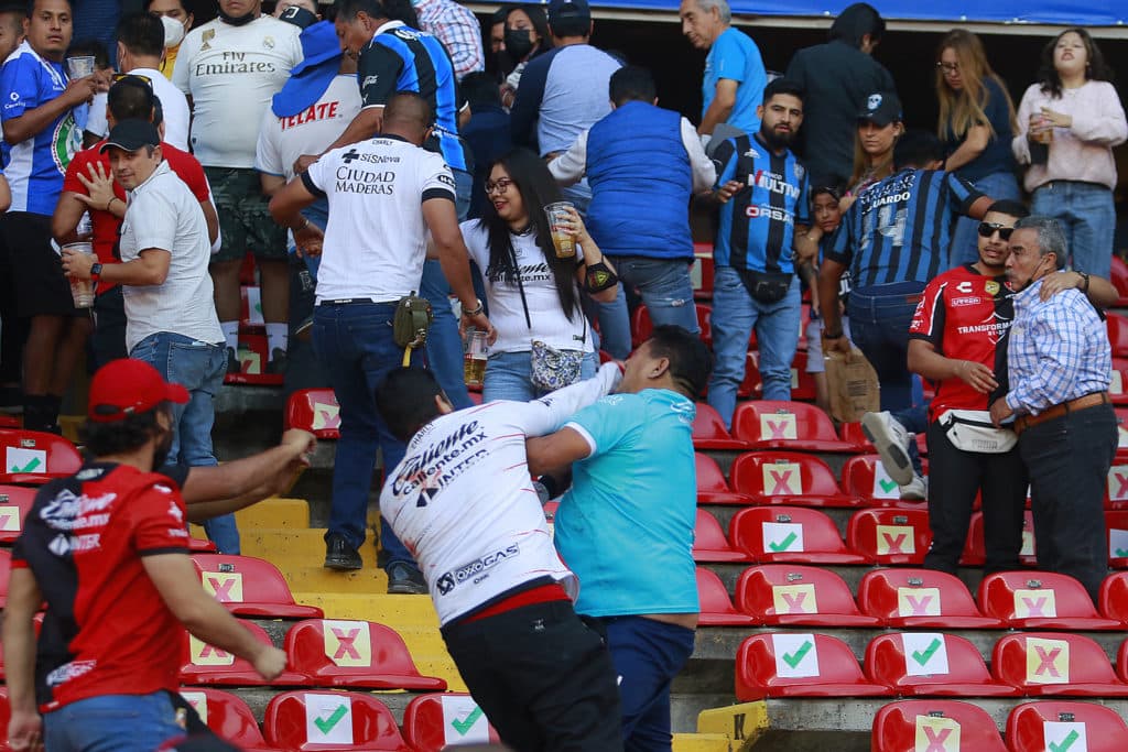 Violencia en el fútbol mexicano: el partido Querétaro vs Atlas se suspende por una trifulca entre aficionados y varios heridos