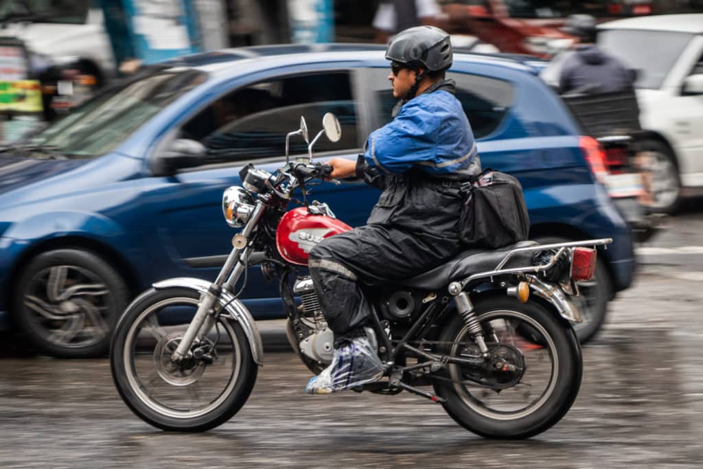 Moto motorizados precipitaciones colas ciudadanos bajo la lluvia en Caracas - El Diario, José Daniel Ramos