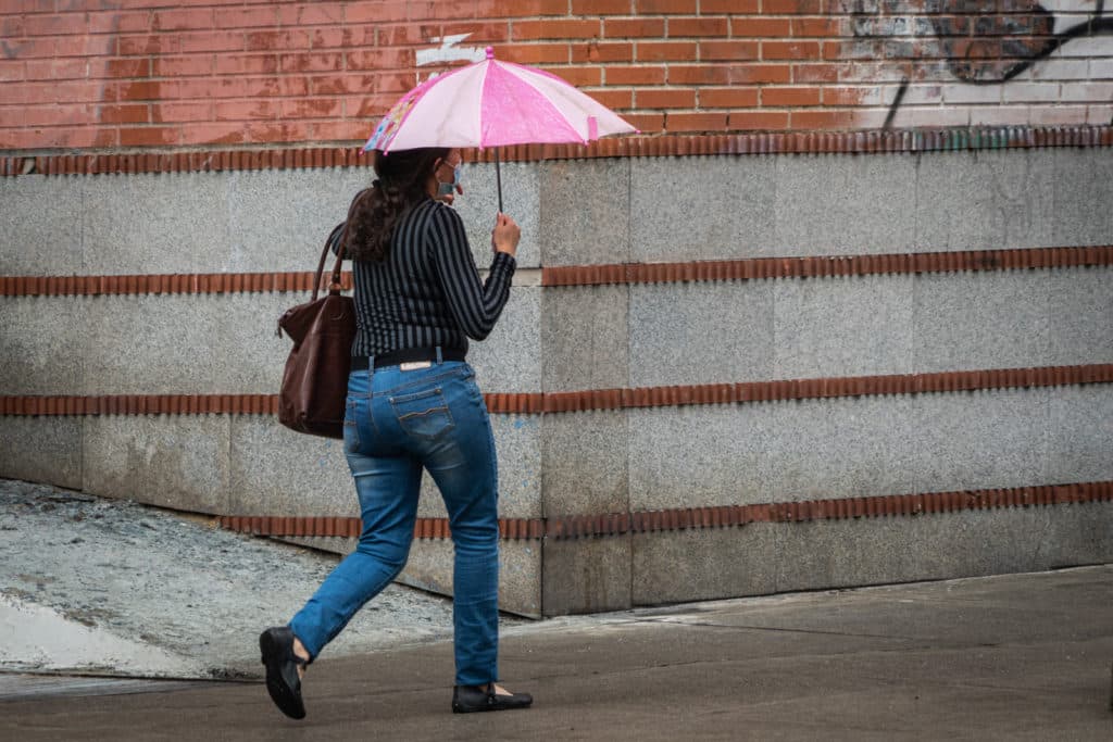 Precipitaciones colas ciudadanos bajo la lluvia en Caracas - El Diario, José Daniel Ramos