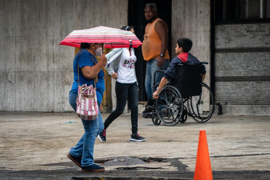 Potencial ciclón en Venezuela - Precipitaciones colas ciudadanos bajo la lluvia en Caracas - El Diario, José Daniel Ramos