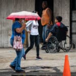 Potencial ciclón en Venezuela - Precipitaciones colas ciudadanos bajo la lluvia en Caracas - El Diario, José Daniel Ramos