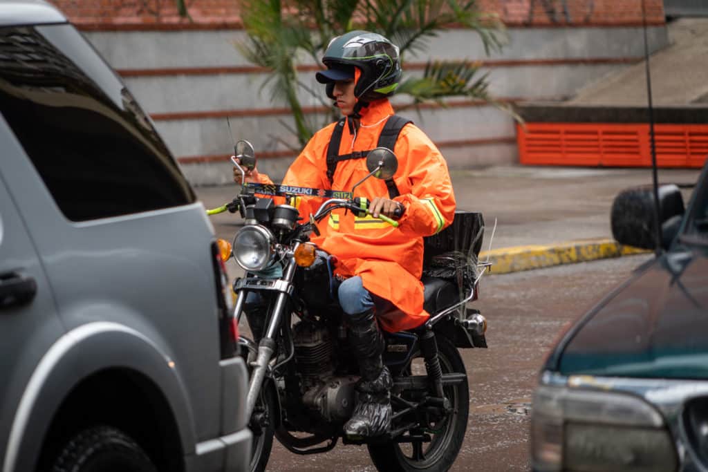 Moto motorizados precipitaciones colas ciudadanos bajo la lluvia en Caracas - El Diario, José Daniel Ramos