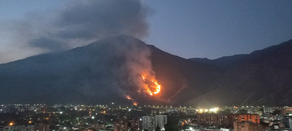 En imágenes: un incendio forestal se expande desde hace varias horas en El Ávila
