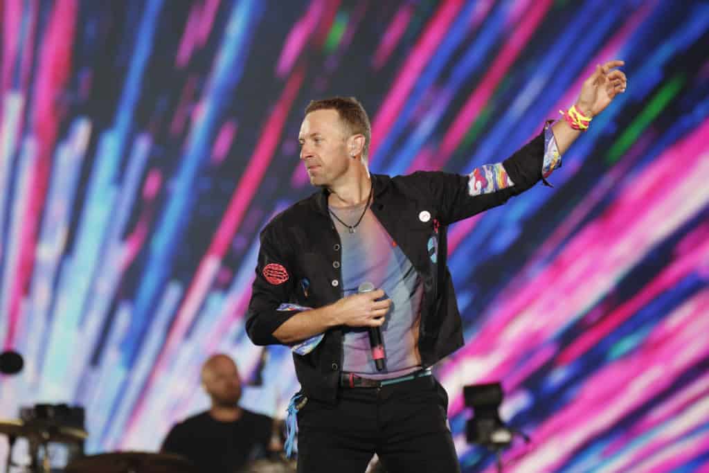 Chalecos para sordos: la tecnología que emplea Coldplay para lograr una mayor inclusión en sus conciertos 