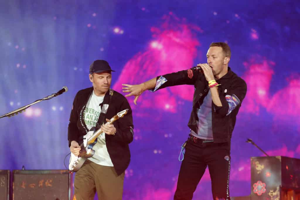 Chalecos para sordos: la tecnología que emplea Coldplay para lograr una mayor inclusión en sus conciertos 