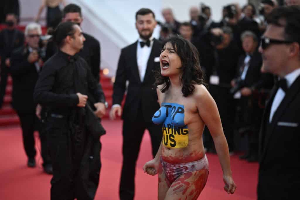 Festival de Cannes: una mujer desnuda denunció las violaciones rusas en Ucrania en plena alfombra roja