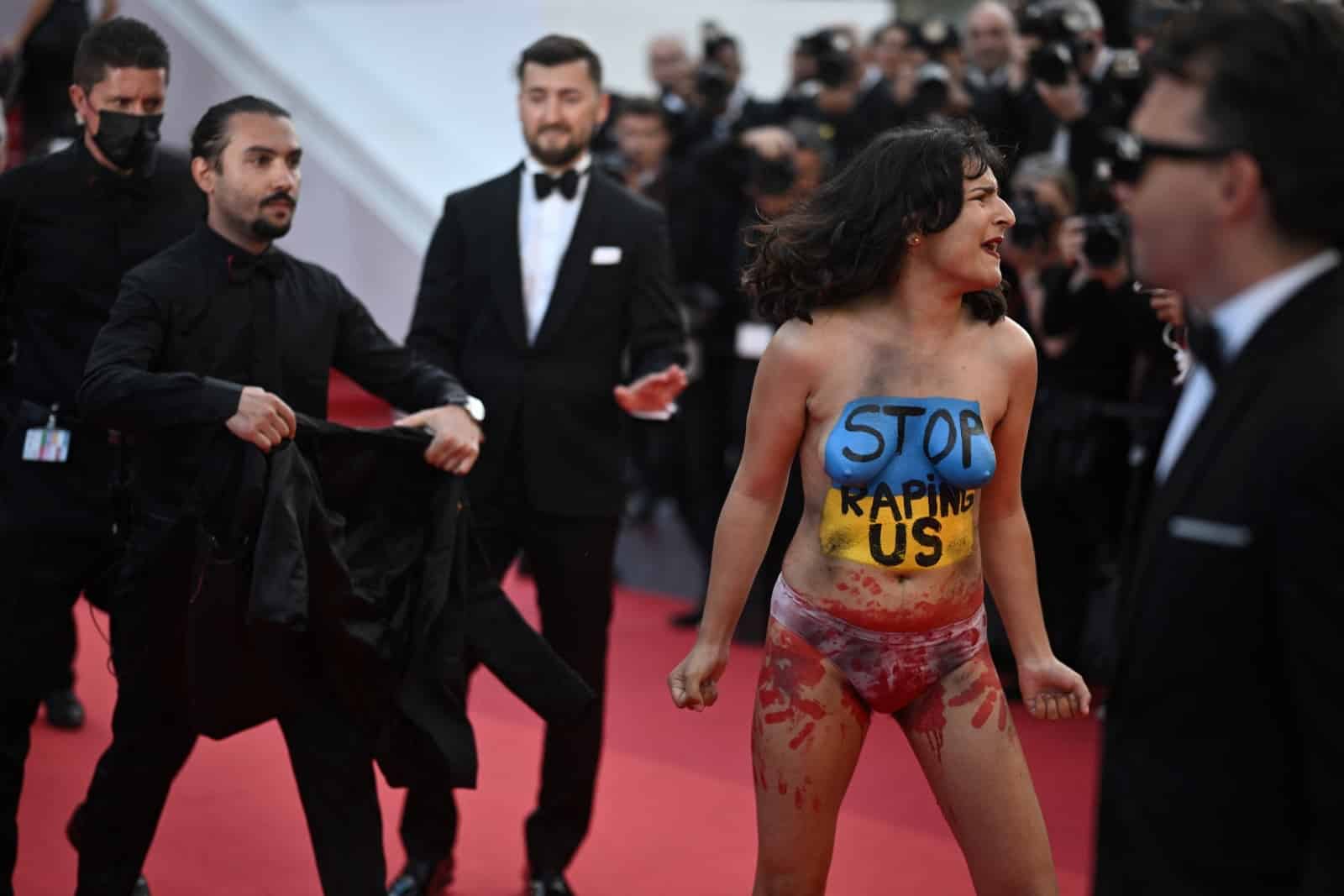 Festival de Cannes: mujer desnuda denunció violaciones rusas en Ucrania