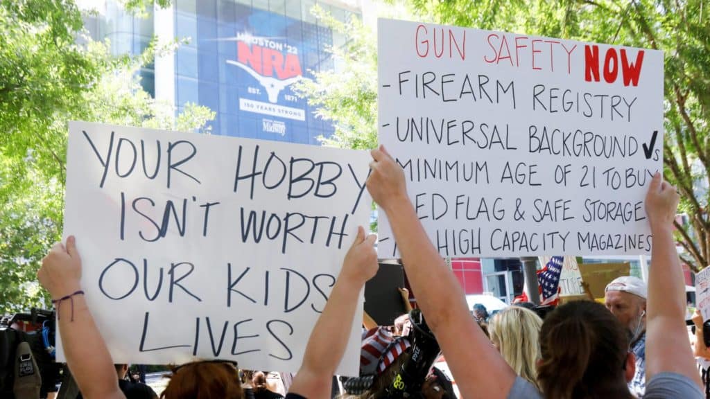 Personas protestaron en Texas contra la convención de armas de Houston